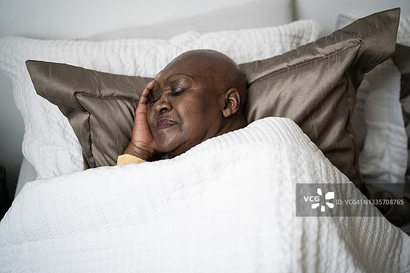 年长的女人在家里的床上睡觉图片素材