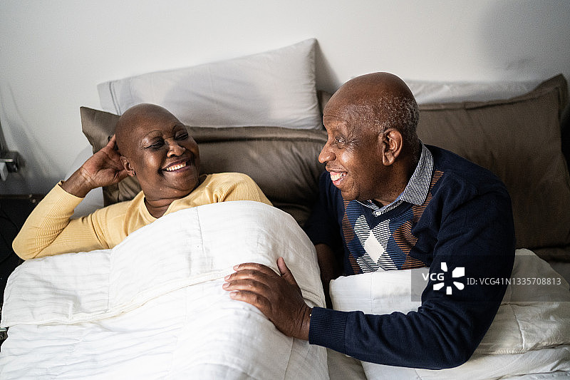 老年夫妇在家里的床上醒来图片素材