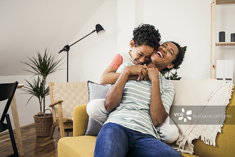 和儿子在家玩耍的快乐女人图片素材