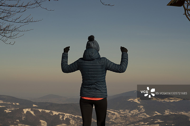 年轻女人望着贝斯基德山脉举起双手图片素材