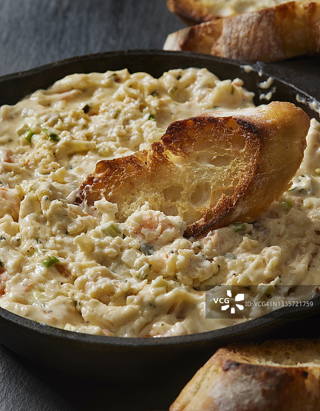 烤虾蘸面包丁图片素材