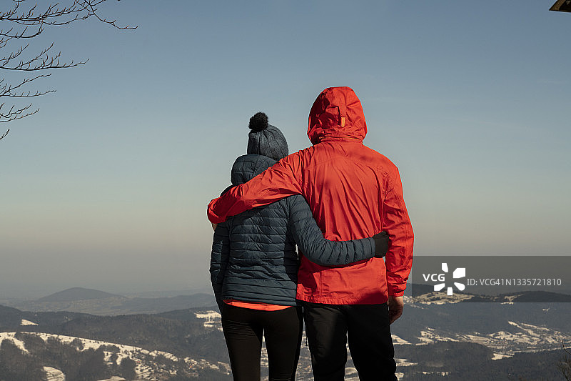 互相搂抱的情侣眺望贝斯基德山图片素材