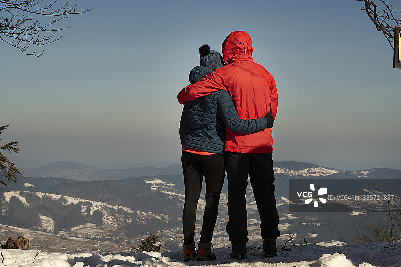 互相搂抱的情侣眺望贝斯基德山图片素材