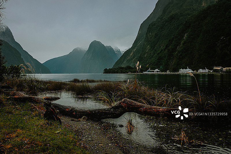 新西兰山区湖泊的典型景观图片素材