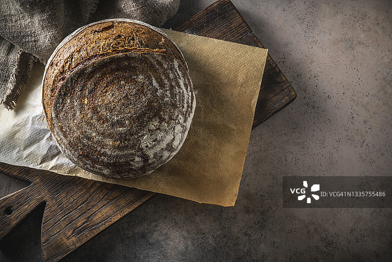 切菜板上的德式自制棕色酵母面包图片素材