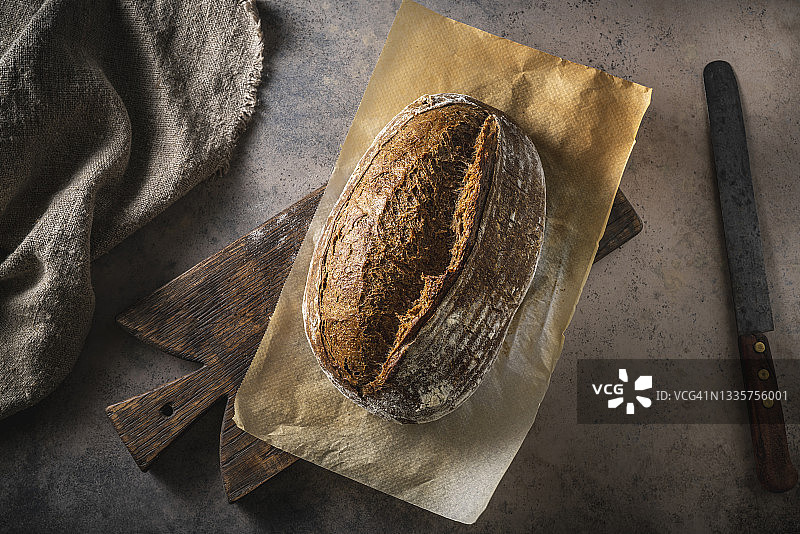 切菜板上的德式自制棕色酵母面包图片素材