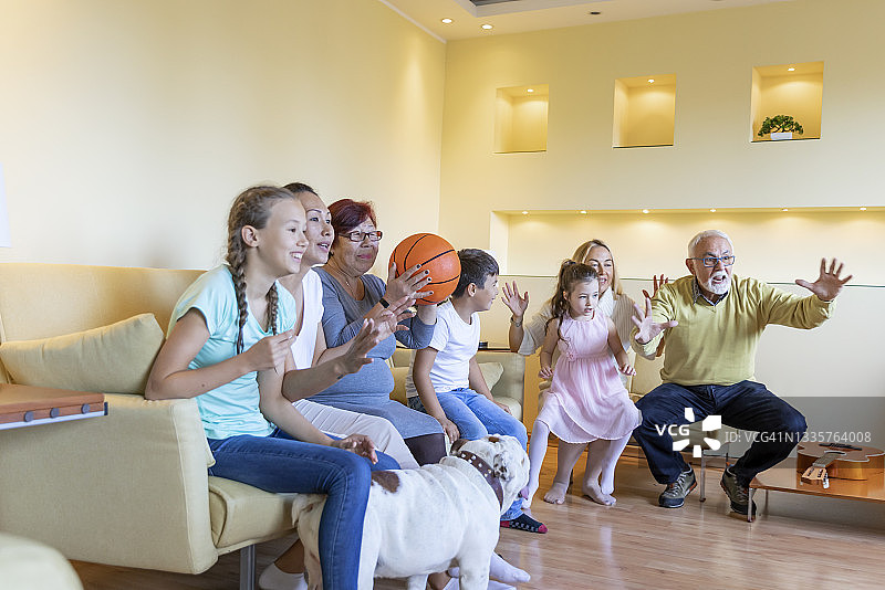 快乐家庭支持国家篮球队图片素材