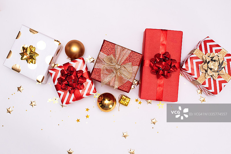白色背景上的圣诞礼品盒图片素材