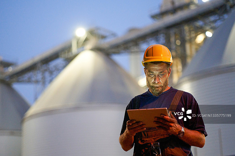 戴安全帽的男子图片素材