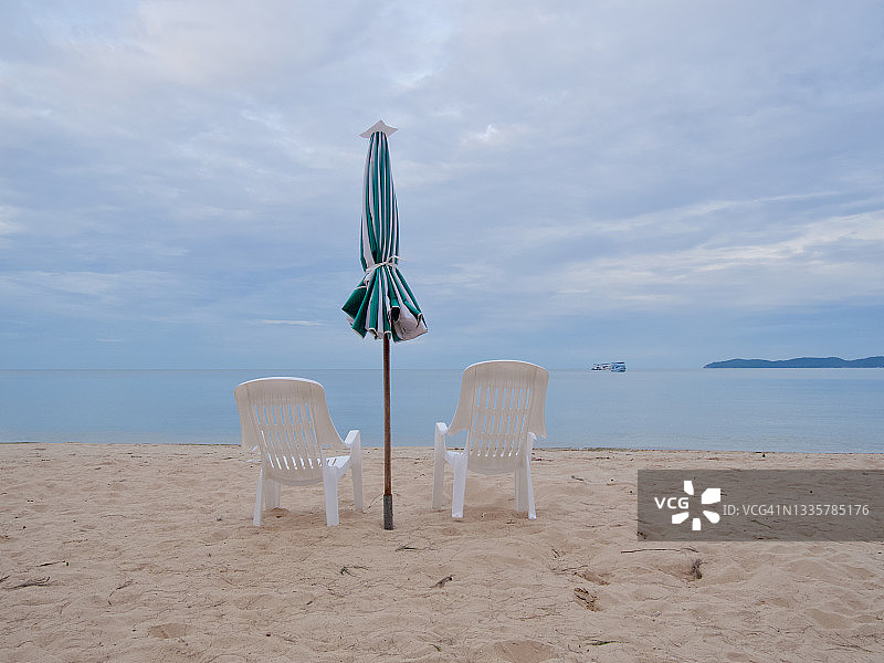 沙滩上的日光浴躺椅和遮阳伞图片素材