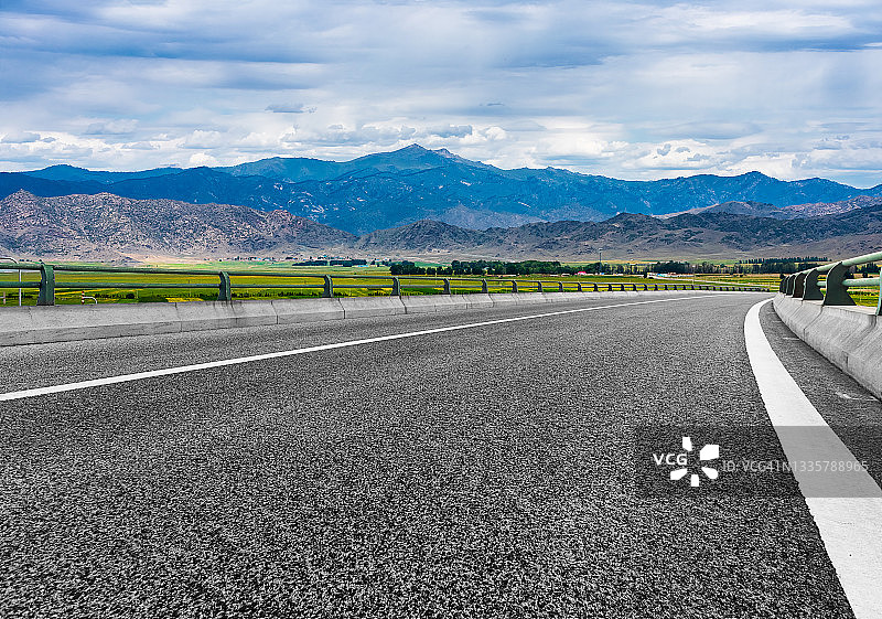 中国新疆维吾尔自治区一条穿过山区的高等级公路。图片素材