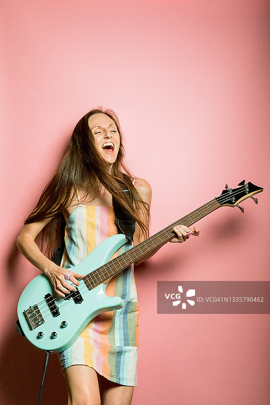 音乐与心情：快乐的女子贝斯手图片素材