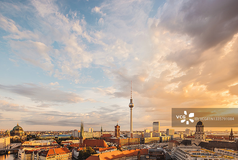 柏林电视塔夏季天际线全景图片素材