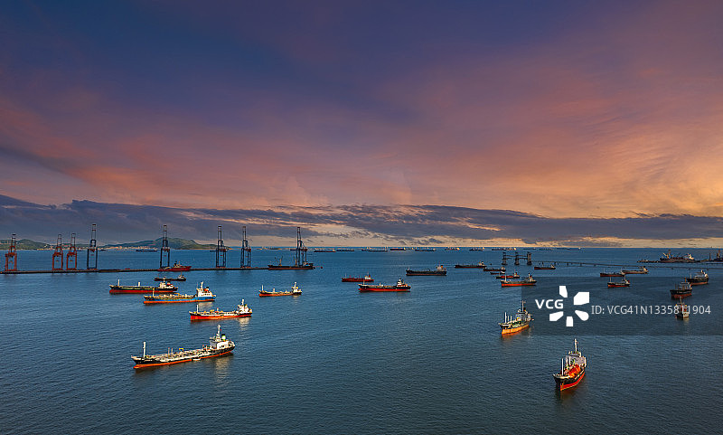 等待装卸石油的油轮和液化石油气船航拍图片素材