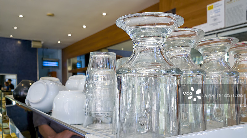 干净的倒置玻璃杯和陶瓷饮水杯特写图片素材