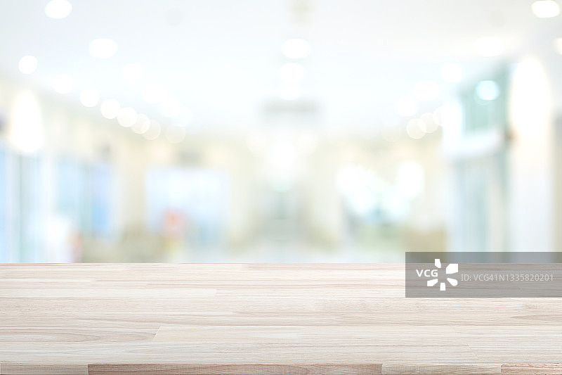 模糊抽象背景上的木制桌面图片素材