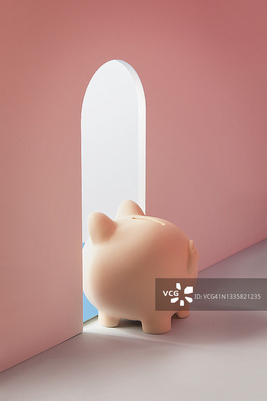 财务自由小猪储蓄罐静物概念图图片素材