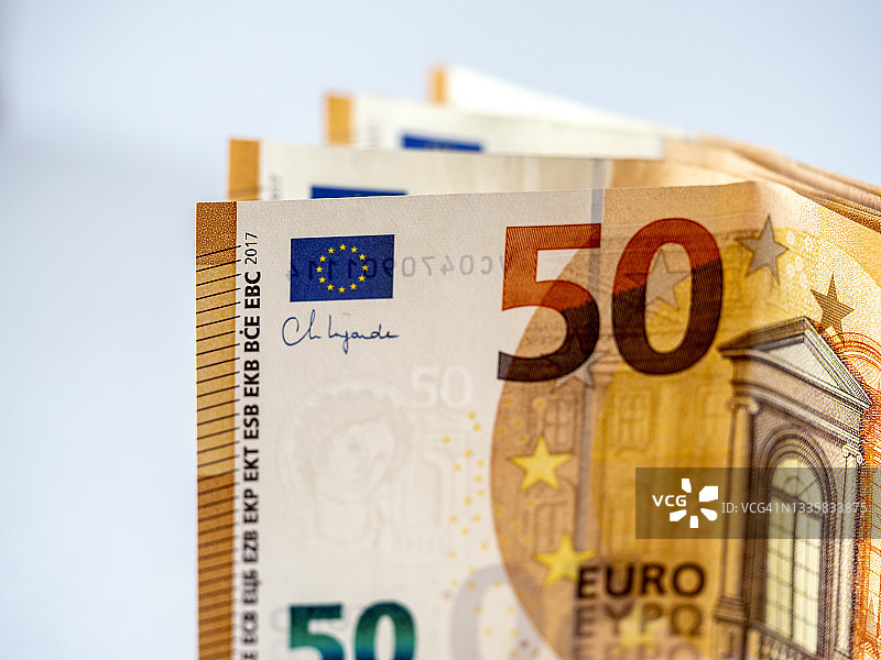 白色背景上的50欧元纸币堆图片素材