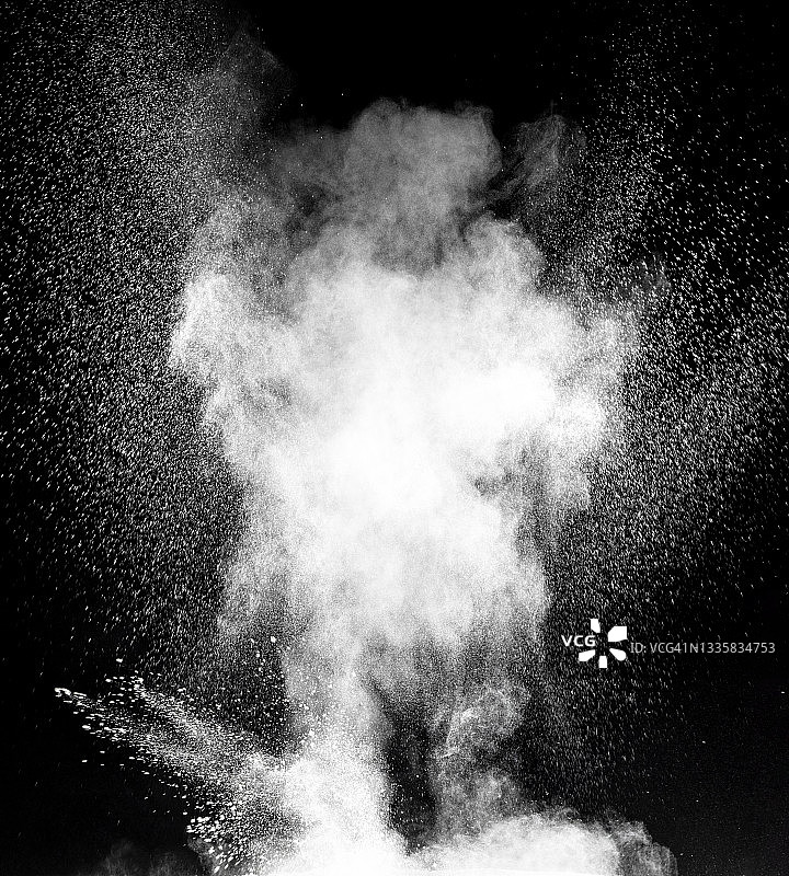 黑色表面上烟雾和白色粉末的上升爆炸图片素材