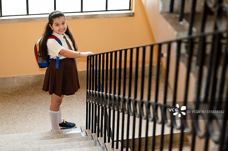 开学季，小女孩去上学图片素材