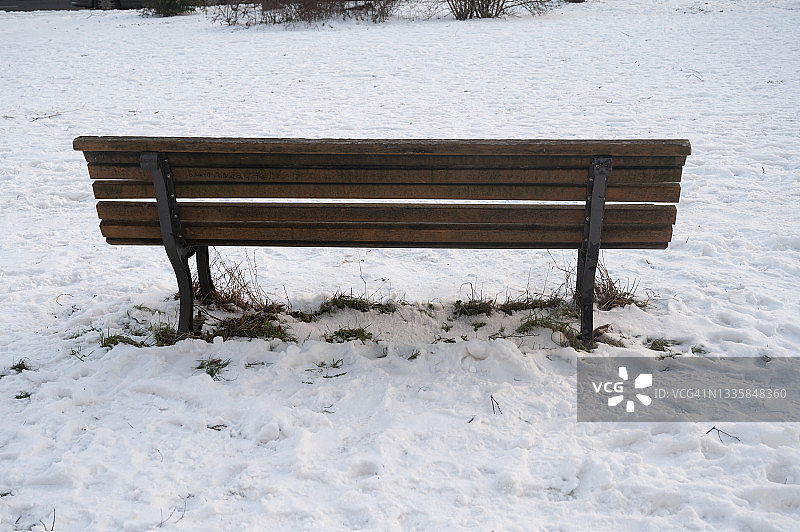 人行道上的长椅，降雪后完全被雪覆盖。德国图片素材