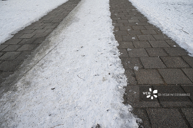 冬日德国两条已清理的人行道图片素材