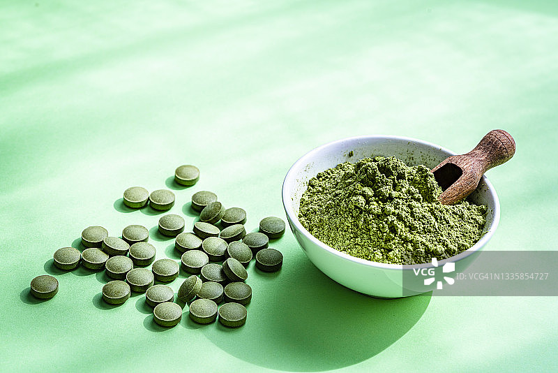 辣木粉和药丸营养补充剂图片素材