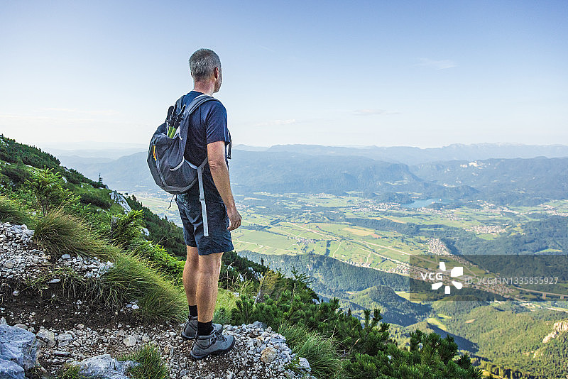 登山者在夏日清晨徒步旅行图片素材