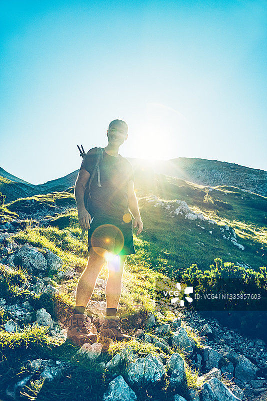 快乐的登山者在夏日清晨徒步旅行图片素材