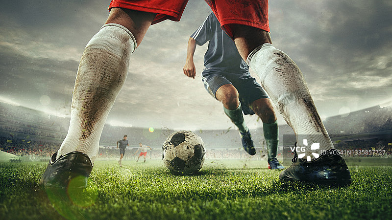 足球比赛期间足球运动员的腿部特写图片素材