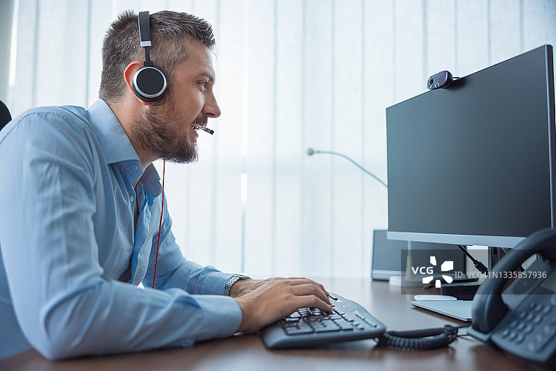 进行视频通话，兴奋地谈判的商人图片素材