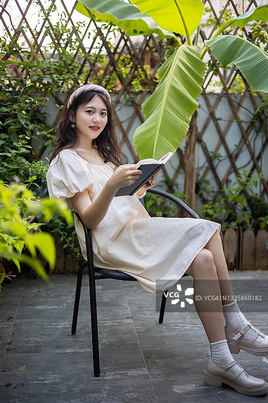 在花园里阅读图片素材