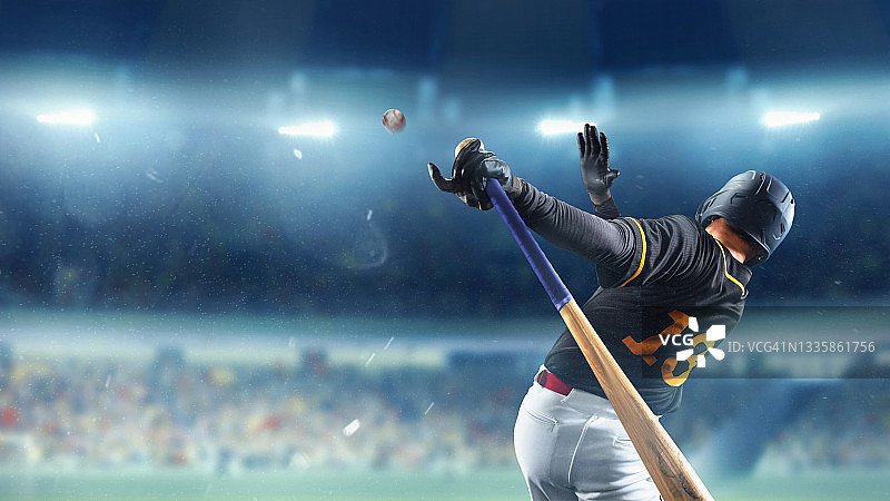 棒球运动员在体育场聚光灯下比赛图片素材