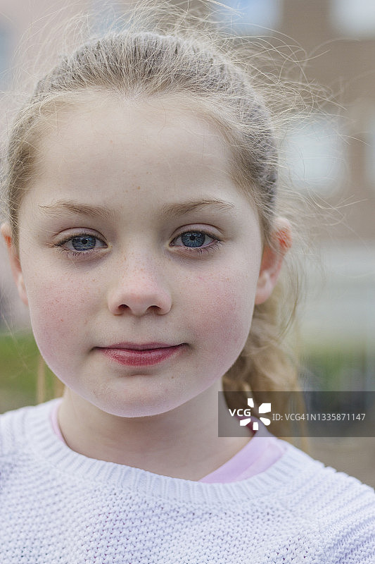 户外年轻女孩肖像图片素材