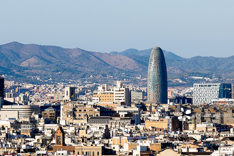 巴塞罗那天际线与阿格巴塔，西班牙加泰罗尼亚巴塞罗那图片素材