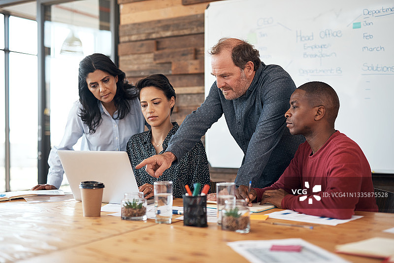 一群商人在办公室里一起使用笔记本电脑工作图片素材