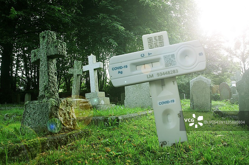 显示新冠病毒检测墓穴的墓地图片素材