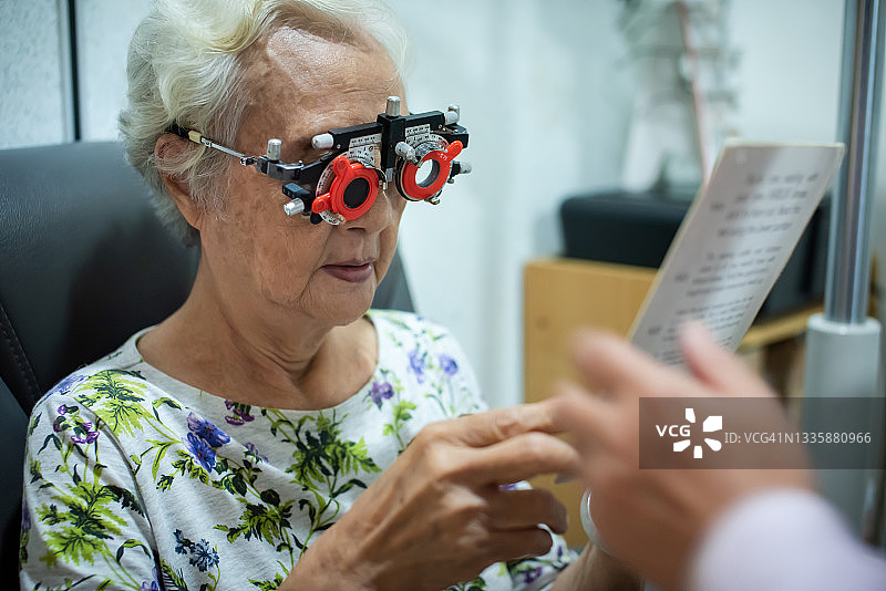 年长的中国女人在眼科诊所检查视力图片素材
