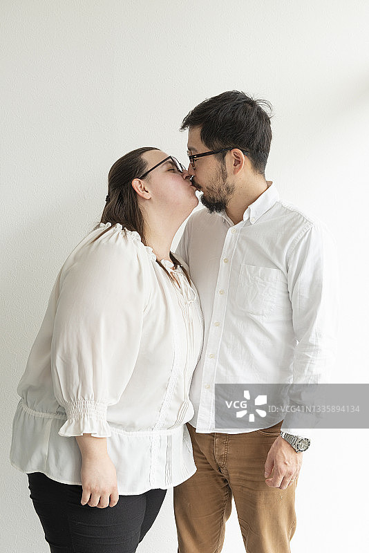 情侣接吻图片素材