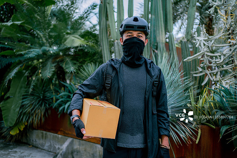 快递员拿着包裹纸板箱图片素材