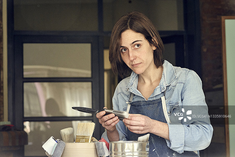 看向镜头的年轻女艺术家图片素材
