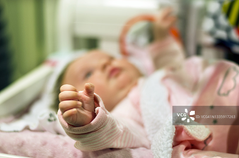 在换尿布台上的新生儿图片素材