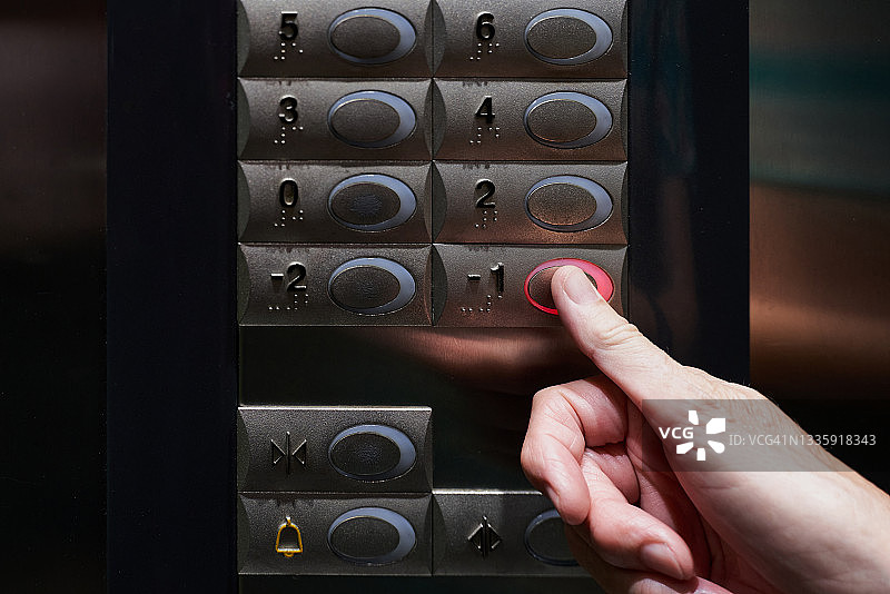 按下电梯按钮图片素材