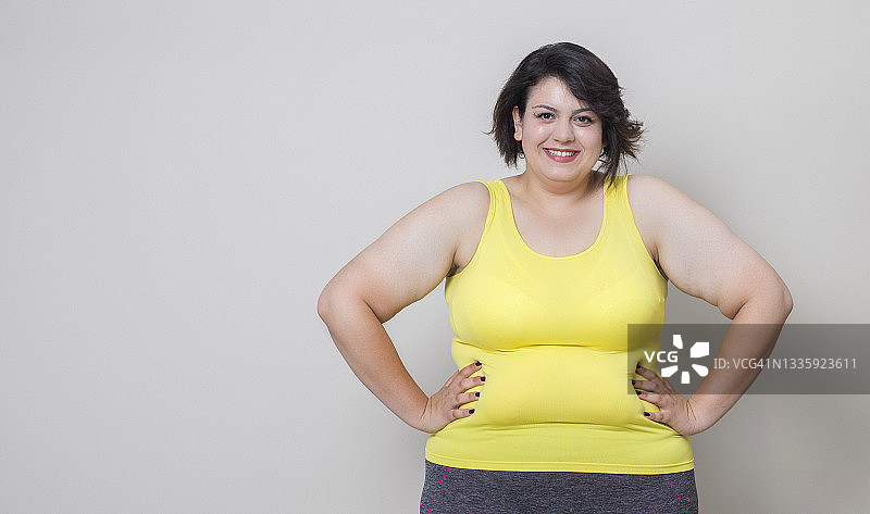 自信的超重年轻女人看着镜头图片素材