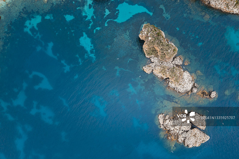意大利西西里岛的蓝绿色海水图片素材
