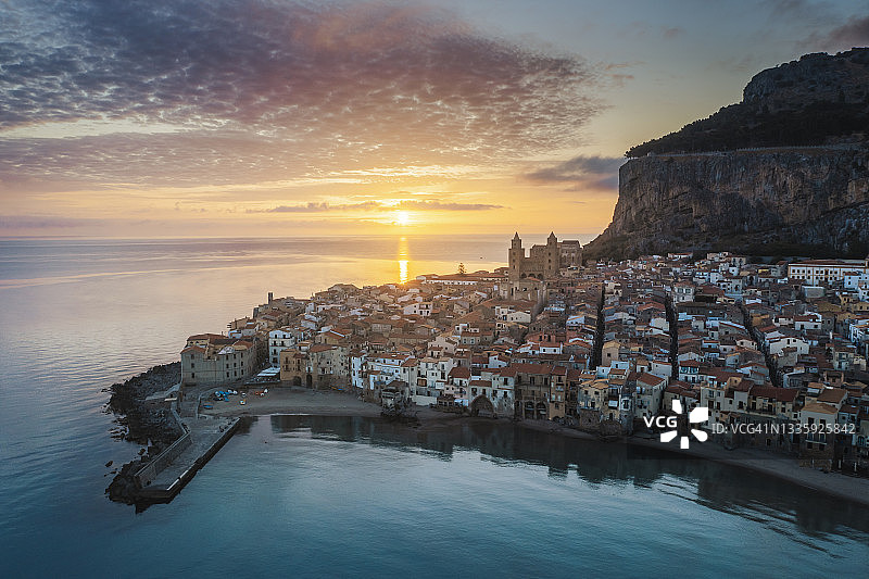 切法卢日出时分的城市航拍景观，西西里岛图片素材
