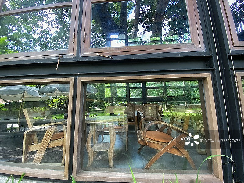 建筑物内的柚木桌椅图片素材