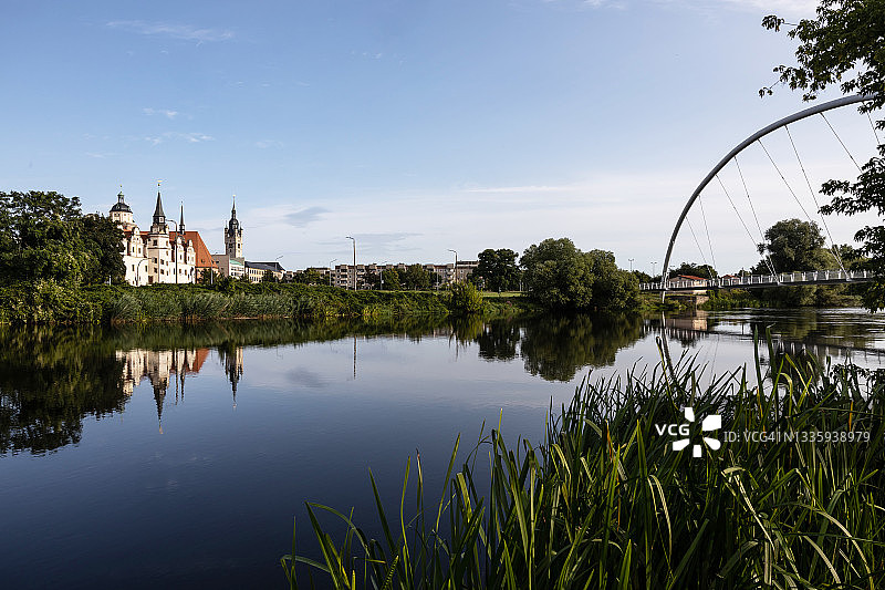 德绍：具有历史天际线的现代桥梁（萨克森-安哈尔特州，德国）图片素材
