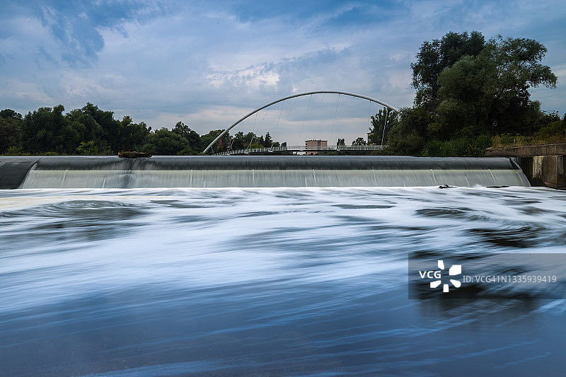 德绍：历史天际线和穆尔德堰的现代桥梁（德国萨克森-安哈尔特州）图片素材