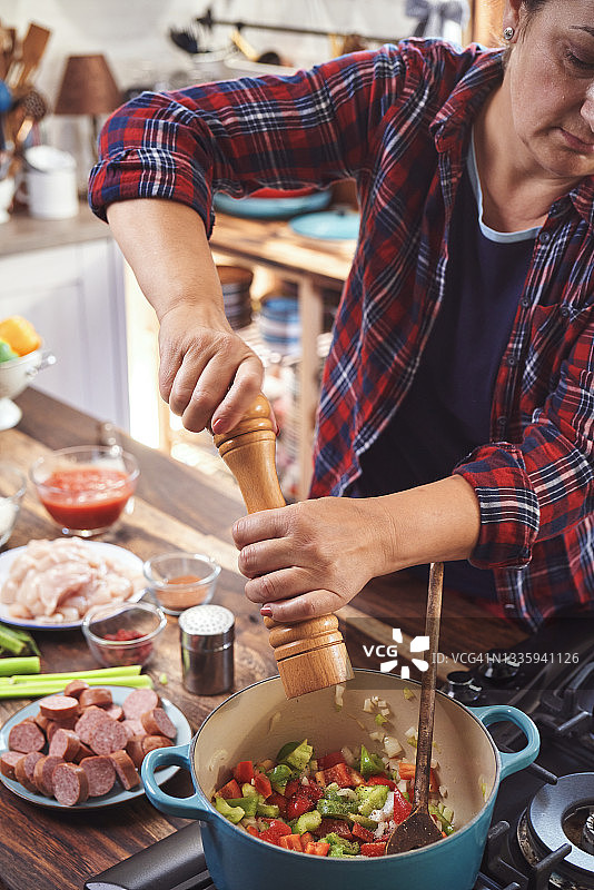 准备卡津风味鸡肉、虾和香肠什锦饭图片素材